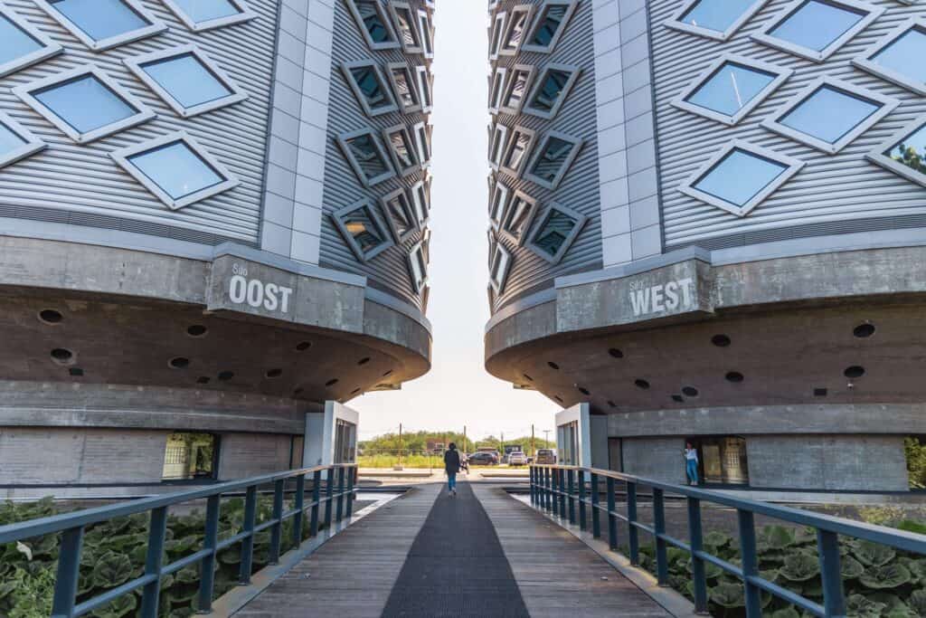 De ingang van het kantoor van Sturdy Digital bevindt zich in SuikerSilo-West.