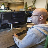 een gespecialiseerde WordPress developer schrijft code voor maatwerk in WordPress