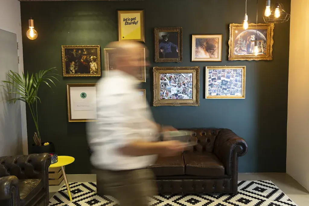 Collega loopt door de voorgrond heen en is wazig.