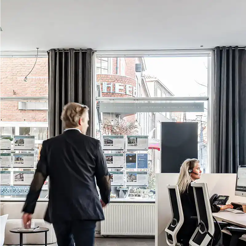 Modern kantoorruimte met callcenter medewerkers, monitoren en communicatiemiddelen, passend bij digitale marketing en communicatie diensten van Sturdy Digital, gericht op optimale klantinteractie.