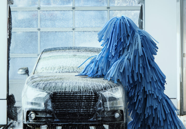 Wascotte wast een zwarte auto in een carwash roll over.