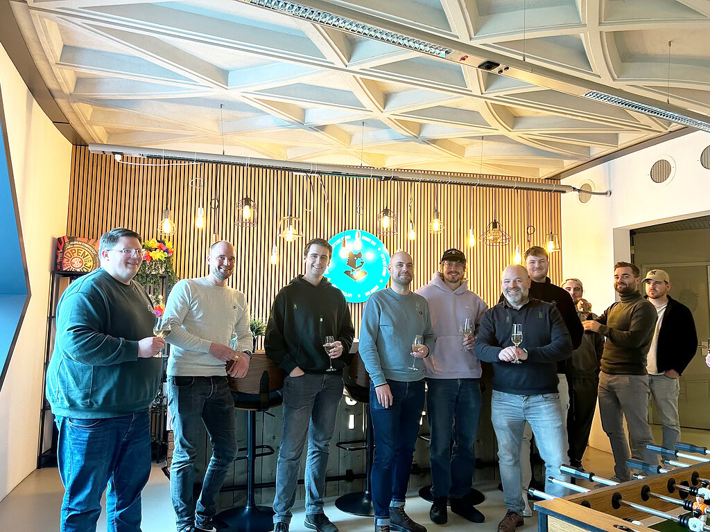 Frank Bogaard proost met het team van Sturdy Digital na de verkoop van Klikkracht aan Sturdy Digital